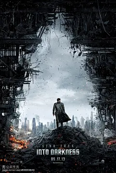 电影《星际迷航：驶入黑暗》（Star Trek Into Darkness）首款官方海报正式发布。 本作导演依然为J·J·艾伯拉姆斯，由克里斯·派恩、扎克瑞·昆图、西蒙·佩格、本尼迪克特·康伯巴奇等担当主演，北美将于2013年5月上映。 本片将于12月14日在全球500家IMAX电影院公布长达9分钟的电影片段。这提前半年吊胃口有意思嘛- -