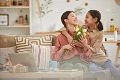 女儿送花给妈妈