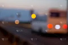 夜景模糊了车灯