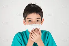 严重污染的空气质量达到了危险的水平，孩子们会生病，男孩戴上口罩保护自己免受灰尘的影响