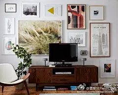                                                                                                     【电视墙的多种可能性】不靠谱设计师总想把你预算割下一大块，花在这面莫名其妙的墙上，要么给你弄出个KTV包间，要么把厕所瓷砖贴一墙，更别提那些乱七八糟手绘，整个一个八线城市咖啡馆。现在给你三种方案，让电视墙多一些可能性：艺廊电视墙、把电视藏起来、把电视当成一个色块，戳：...展开全文c             