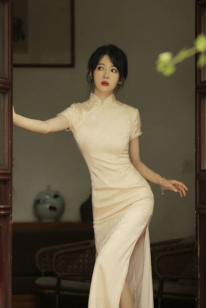 媚态美女性感旗袍前凸后翘辣图(8)--旗袍美女-美女图片-图片之家-花瓣网