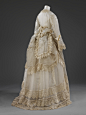 #服装# 婚服，1872~1874，白色薄纱与丝缎相间的细条纹布料，装饰奶油色刺绣蕾丝花边与缎带花结，虽然整体看来层层叠叠很复杂，但因为布料半透明的质感，所以感觉还是挺轻盈的~ ​​​​