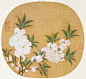 宋 碧桃图页    纨扇页，绢本，设色，纵24.8cm，横27cm    
盛开的碧桃红白相映，虽然画面上仅绘桃花两枝，但它的繁花簇簇、苞蕾盈枝则透露出浓郁的春意。花瓣用多变的细线条勾描后再以白粉或粉红色多层晕染，嫩叶用细红线勾轮廓和叶筋，然后填以花青和汁绿。整幅画面赋色淡雅，自然生动，体现了宋代册页画小中见大的风貌。
