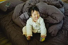 这次回家逢人就说黑色健康

摄影：洪小漩

出镜：菲比

菲比跟随婆婆回乡下待了一个月。这期间，面霜没有带够。

起初，并不在意。直到期间，我回去见了她，才发现，情况大为不妙。

她一边在阳光下肆意奔跑，一边又丝毫不在意防晒。待到长辈反应过来，脸蛋已经呈现萝卜丝状。皮肤也黝黑发亮起来。

见她之前，我和阿科都充满期待。真正见面那一刻，望着巧克力色的菲比，为父为母的我们，一时间陷入了沉默。

也不知道……有没有机会白回来。