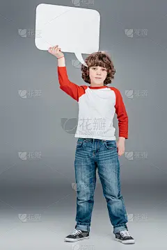 小男孩抱着演讲泡泡