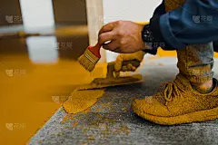 环氧地坪涂布工使用聚氨酯环氧砂浆进行涂漆工作