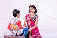 可爱的印度兄妹庆祝raksha bandhan节
