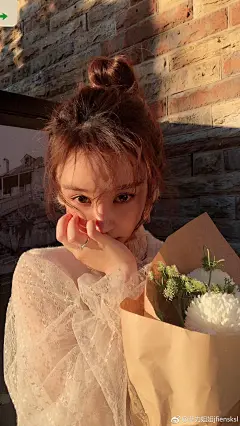 组图：王思聪前女友雪梨晒美照 穿白纱裙怀抱花束似仙女 : 王思聪前女友雪梨晒出一组美照，照片中雪梨身穿白色纱裙，怀抱花束好似仙女。雪梨配文：“我心里大概是住了个小公主的 以前不承认 现在发现自己越来越仙了，随手发点 ”。