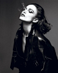 Keira – Keira Knightley shows off her dark side for the April cover shoot of Interview Magazine. In front of Mert & Marcus’ lens, the English actress slips into ultra-modern pieces from the likes of Louis Vuitton, Balenciaga, Diane von Furstenberg and