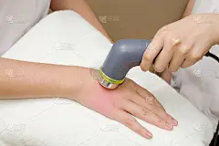 物理治疗师使用超声探头对女性患者的ha
