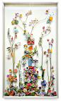 Anne Ten Donkelaar是一位名副其实的花艺工匠，她以植物花材为创作主题，将生命的各种姿态移植于画框之中，花朵与植物的细枝末节经过她的设计都变的极其生动！下面的这一系列作品名为《Flower constructions》。