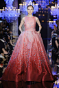 #婚纱#ELIE SAAB 2014秋冬高订婚纱礼服，流光异彩的梦境。婚纱雍容华贵，轻灵的珍珠白刺绣薄纱，自腰间一泻而下，仿如盛放的繁花。Elie Saab捕捉巴黎明亮璀璨的美态，以如梦似幻的虹彩光泽，筑起华丽的宫殿。