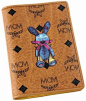 MCM 牛皮材质的护照夹，经典 logo 款，兔子在中央，褐色、粉色可选择。
