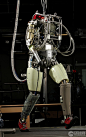 曾研制出“大狗”军用四足步行机器人的美国波士顿动力公司再度展示其最新科技成果——被称为“大狗”的“哥哥”的双足步行机器人Petman。