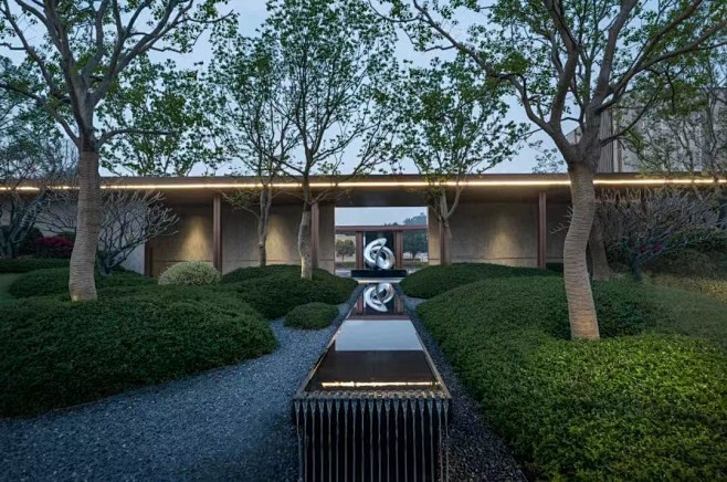 美的 · 滨湖学府酒店式入口的落客区中心，竖立着特色雕塑，作为场地的标志景观节点，它的存在使得场地在横纵轴相交的位置有了点睛的视觉焦点。 在 ...