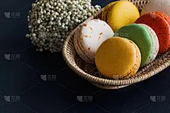 彩色的法国马卡龙或意大利马卡龙堆叠在篮子上。自制美味的马卡龙放在花岗岩桌子上，背景或壁纸都有拷贝空间