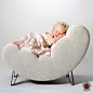 坚固的铁架固定舒适弧度，再用海绵塑造成海绵云朵波浪，套上米白色布艺，给宝宝一个舒适躺床，让她有个优质的睡眠。#儿童家具##海绵躺椅##儿童躺椅#