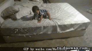家里的监控完整的记录了宝宝下床的过程。。...