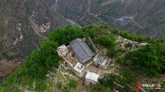 无人机俯瞰位于悬崖边缘的村民某色拉则的家...
