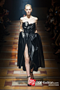 以上为Lanvin 2014秋冬米兰时装周部分现场图片，更多图片在POP伦敦时装周专题报道：http://www.pop-fashion.com/presscon/search/women_Paris_1415AW_tshowpic__t_p_1.html