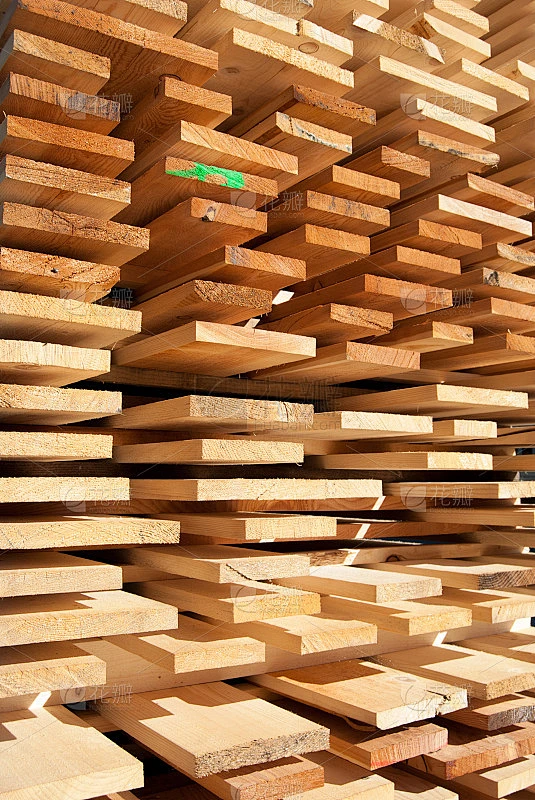 整齐地堆放在工业细木工外面的木板素材-花瓣网