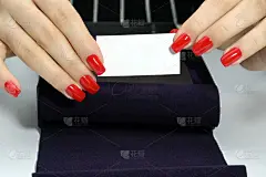 女人手里的名片，还有修过指甲的。名片