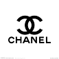 创始人Gabrielle Chanel香奈儿于1913年在法国巴黎创立香奈儿品牌。香奈儿的产品种类繁多，有服装、珠宝饰品及其配件、化妆品、香水，每一种产品都闻名遐迩，特别是她的香水与时装。 香奈儿(CHANEL)是一个有80多年经历的著名品牌，香奈儿时装永远有着高雅、简洁、精美的风格，她善于突破传统，早20世纪40年代就成功地将“五花大绑”的女装推向简单、舒适，这也许就是最早的现代休闲服。

