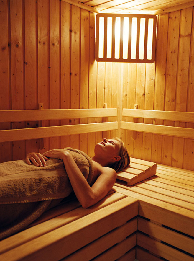 蒸桑拿的女性