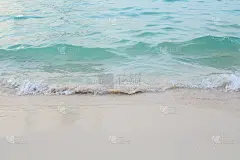 大海里美丽的小波浪。海岸。背景。