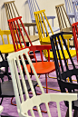 Jetzt wirds's bunt: (Schaukel-)Stühle in allen Farben.