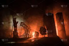 空荡荡的街道，燃烧的城市，地面上的火焰和爆炸的烟在远处。以城市中心区为背景的灾难电影海报概念。夜景。