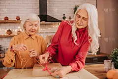 长头发漂亮的红衣女士正在打开礼品盒