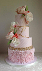 婚礼蛋糕：鲜花+奶油+粉色