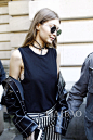 吉吉·哈迪德 (Gigi Hadid) 2016年10月在巴黎外出，她身穿黑白条纹裤搭配平底皮鞋，用“不好好穿”的皮衣来增加Look的层次感，圆形墨镜和项链也整体加分。