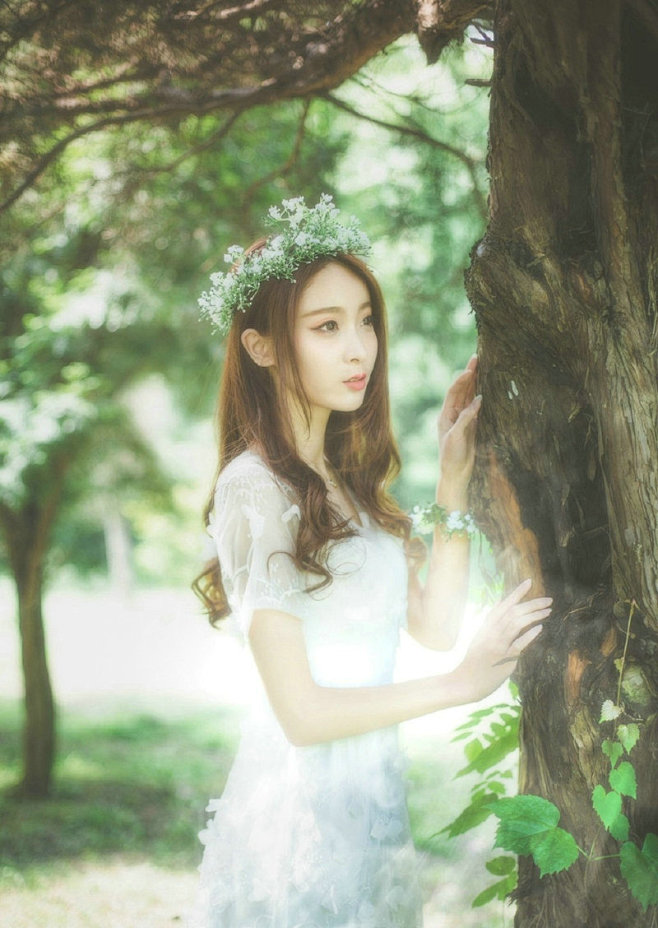 清纯美女森林深处头戴花环白色长裙宛若公主