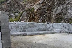 工人们正在越南北山区(朗山省)庆山公社生产混凝土砖