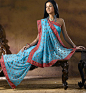 色彩艳丽的沙丽服是最具特色的印度婚纱，刺绣，缀珠，每一道工序都是精良和考究，才使异域风情格外吸引人。