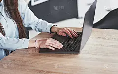 漂亮的年轻女人在家工作与她的笔记本电脑近距离观察