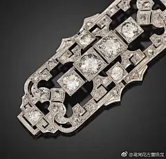Artdeco 时期18K金钻石吊坠，重8.2克，尺寸57*22mm。钻石共计2.5克拉，四颗主钻分别为40/40/15/15分。1920年。#古董珠宝##西洋古董珠宝##古董珠宝收藏##欧洲古董珠宝# ​​​​