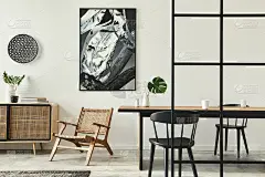 现代公寓的时尚斯堪的纳维亚式客厅内饰，木制马桶，设计桌子，椅子，地毯，墙上的抽象画和独特的家居装饰的