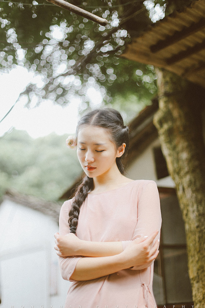 摘朵芍药别在你耳际如何

摄影：洪小漩
...