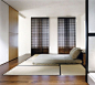 Tatami mats Japanese bedroom idea. טאטמי בגובה הריצפה בחדר שינה נקי ומנימליסטי.: 