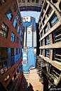 在楼宇间的狭窄天空中作画 : 城市里林立的高楼大厦将天空变得越来越拥挤，法国艺术家 Lamadieu Thomas 却在狭窄的天空中找到了创作灵感，他以头顶上那些不规则的蓝色区域当作画板，手绘出一个个充满趣味和搞怪的人物造型，让之前呆板的空间瞬间豁然开朗。