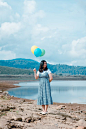 Free 女人拿着气球在河附近 Stock Photo