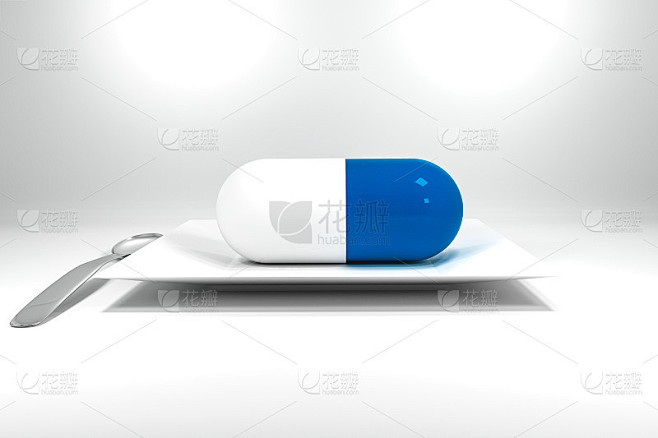 白色的盘子和银色的勺子上放着蓝色的大药丸