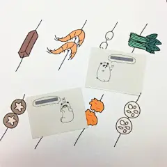 #gif# Triple-Major成都店“串串”钥匙扣制作步骤：1-选择蘸料、串串菜色；2-由特殊工具使串串瞬间缩小成趣味钥匙扣；3-透过刮刮乐看熊猫们的表情，得知他们是否喜欢该串串口味。每个钥匙扣上的图案均由设计师@YiZhou周易 手绘，感兴趣的朋友们可亲临成都店展览现场制作体验！(地址：四圣祠南街13号)