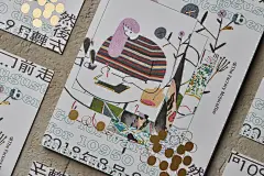 Go forward for 10950 days, then turn left. : 一球在mojo cafe的個展第二章「向前走10950天然後左轉」。在標題字上的表現，將向字延長的像10950個日子般漫長，並且在右下「左轉」的轉折做出，並且將「左」靜射，再次強調畫面性。版面上的圖面與文字大量疊合，繁雜呼應長年的日日累積，另以霧金重現一球名片中的一球體。