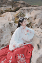 “南有神女，千般变换，时而为鹿，时而化鸟，时而为人，游历人间，兴而忘返”