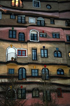 《非理性存在》百水（Friedensreich Hundertwasser）大概是奥地利20世纪最国宝级的人物，哪哪儿都能看见他的“艺术名片”。从建筑规划到厕所装修、从绘画雕塑到哲学政治...他几乎什么都做。其中最有名的就是“百水建筑”了，与高迪一样他反对直线，但他更依赖色彩。作品历代记戳→O网页链接